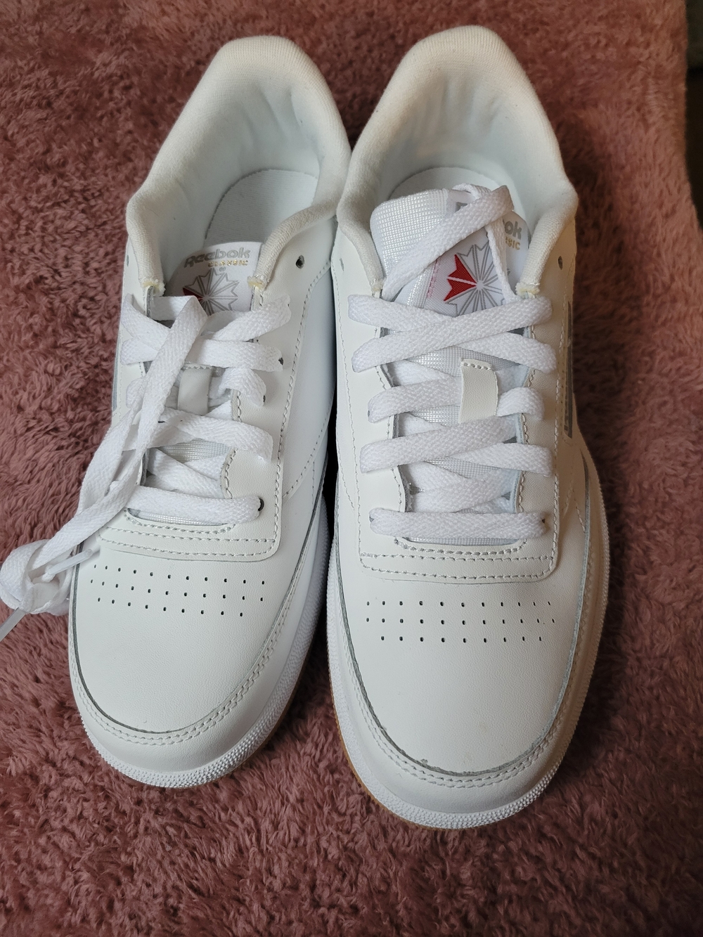 Reebok Womens Size 6 White Leather Sneakers with Red Star Accent